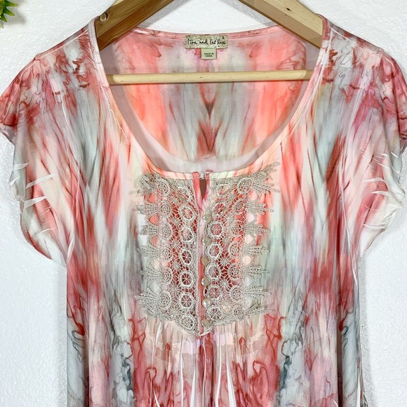 Live & Let Live sublimation embroidered short sleeve sway blouse size small - Picture 3 of 9